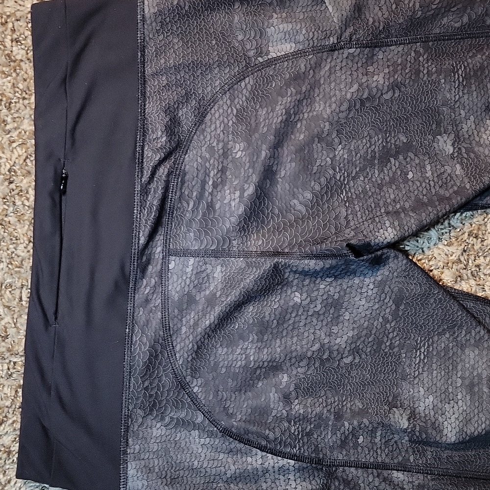 Lululemon Gray Scale Full Length Patterned Leggin… - image 6